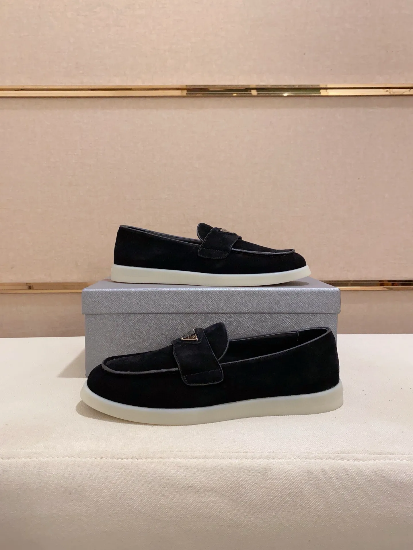 Men's shoes 💰 580💰 ✔️✔️✔️High-quality new PRADA counters are launched at the same time. The new men's shoes and 😘fabrics are selected from high-silk bald cowhide and are made by pure handicrafts. Lining: Full cowhide lining. 👍🏿 High-end ☄️ air-cushion molded anti-slip rubber outsole, exquisite lines, simple and elegant, comfortable and high-end for leisure travel. Code number: 38 to 44 (45 can be customized)